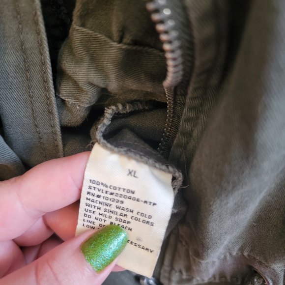 Green floral sleeveless utility vest by Ashley by 26 International, 100% cotton - Picture 4 of 4